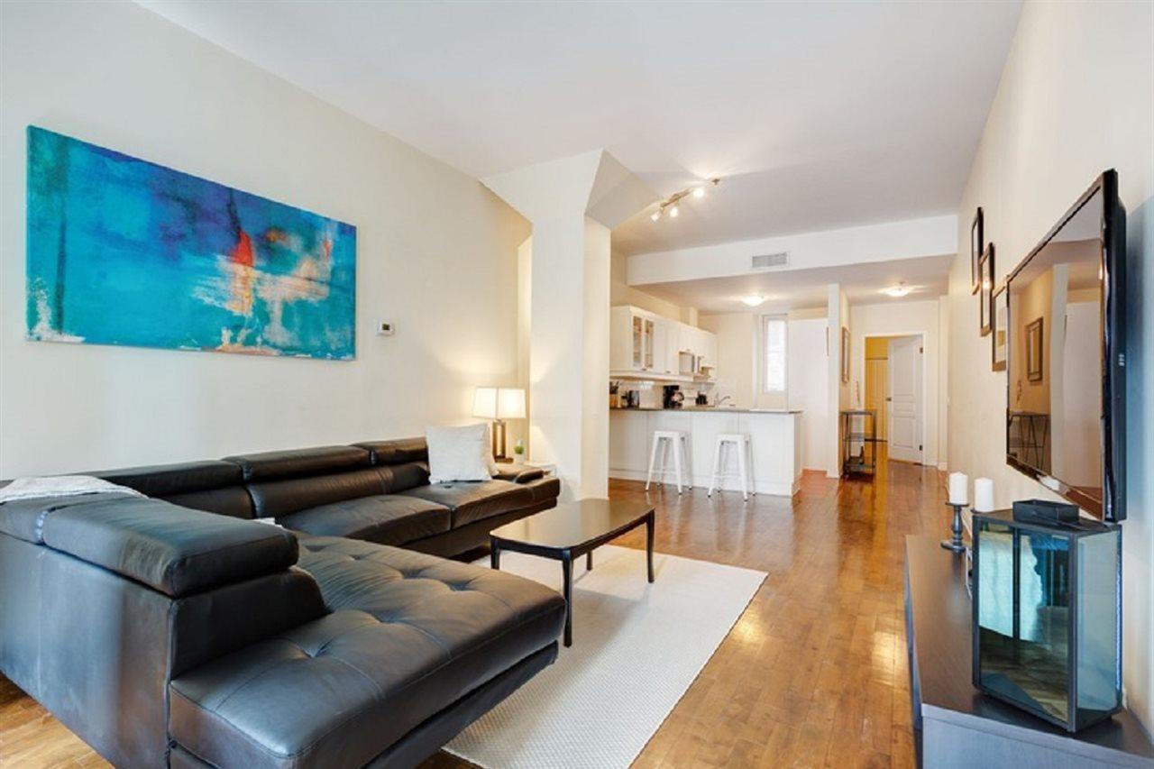 Downtown Condos On De La Montagne By Hometrotting - Montreal — Photos 1